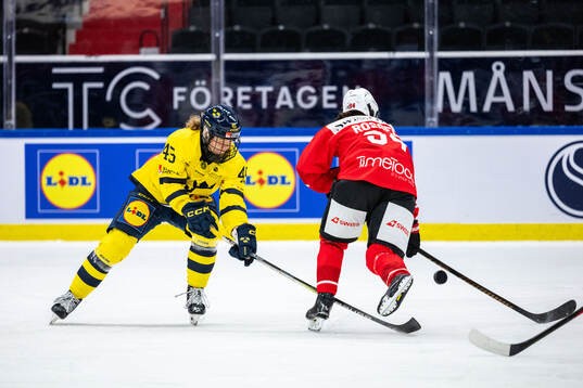 Paula Bergström of Sweden and Alena Lynn Rossel of