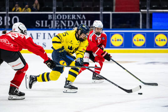 Lina Ljungblom of Sweden against Alessia Baechler and Lara