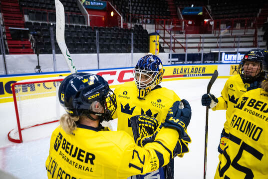 Maja Nylén-Persson and goalkeeper Emma Söderberg of