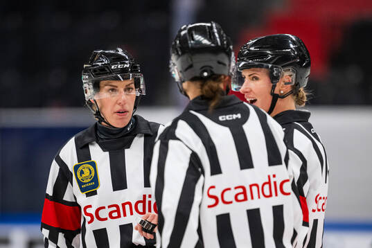 Referee Veronica Lovensnö and Referee Anna Hammar