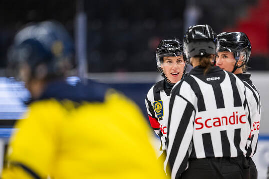 Referee Veronica Lovensnö and Referee Anna Hammar