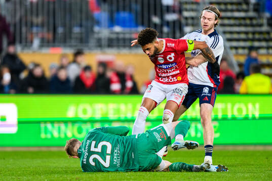 Degerfors målvakt Rasmus Forsell och Bernardo Gil Coutinho