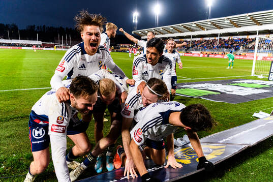 Östers spelare jublar