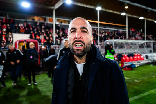 Östers tränare Martin Foyston  och supportrar jublar