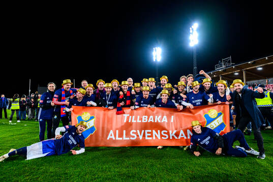 Östers spelare jublar