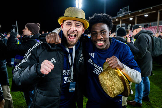 Östers Petar Petrovic och Raymond Adjei jublar