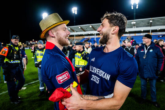 Östers målvakt Robin Wallinder och Alibek Aliev  jublar
