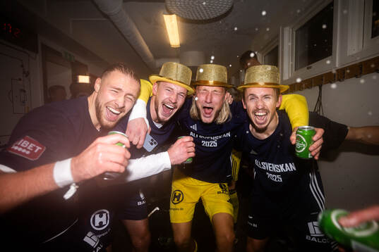 Östers spelare jublar