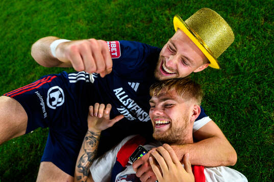 Östers Kevin Höög Jansson och Mattis Adolfsson jublar