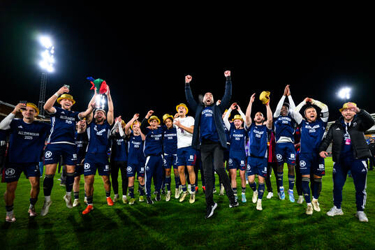 Östers tränare Martin Foyston och spelare jublar