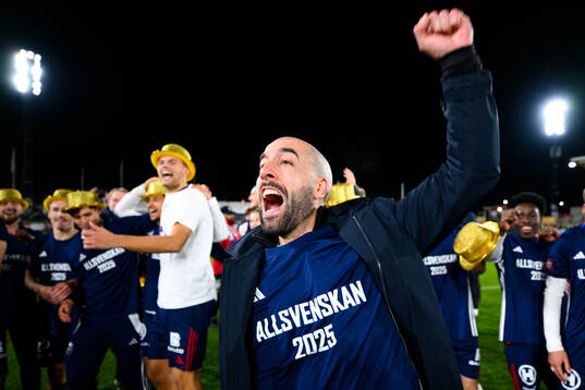 Östers tränare Martin Foyston jublar