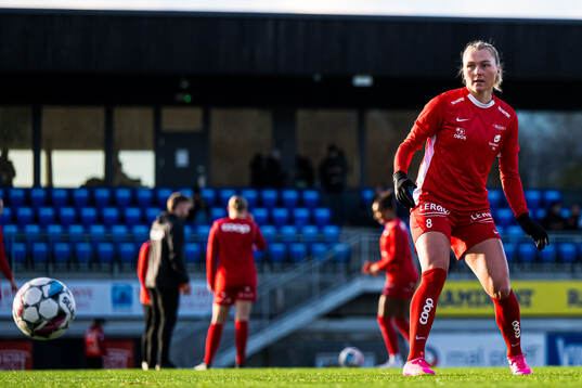 Karoline Heimvik Haugland of Brann warms up