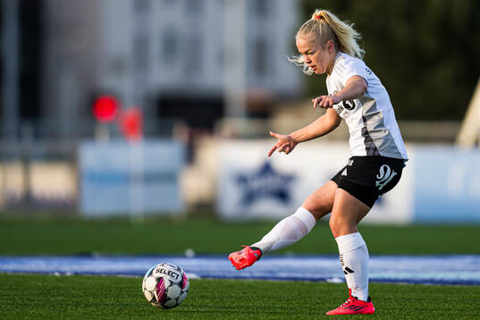 Beate Marcussen of Rosenborg warms up