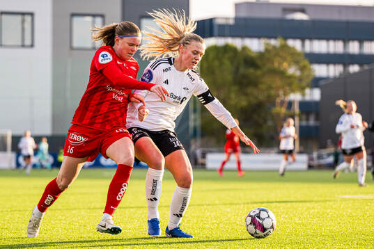 Signe Gaupset of Brann and Mathilde Harviken of Rosenborg