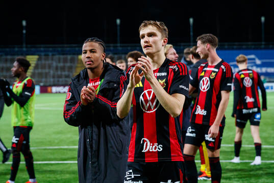Östersunds Nebiyou Perry och Jakob Hedenquist jublar
