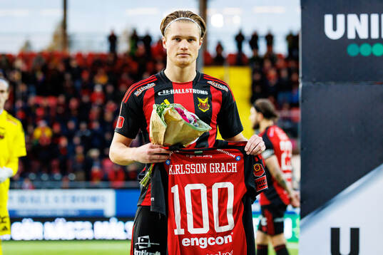 Östersunds Sebastian Karlsson Grach firar 100 matcher i