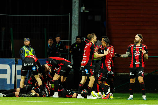 Östersunds Philip Bonde jublar med lagkamrater