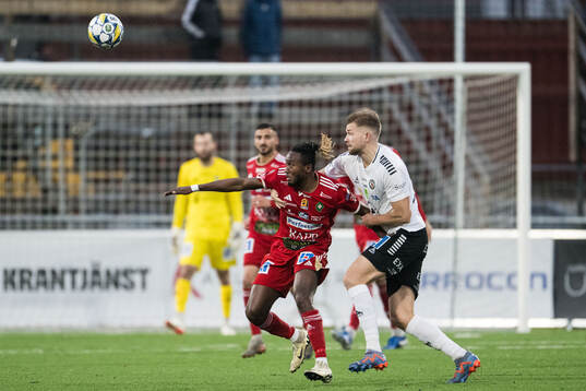 Skövde AIKs Mamudu Moro och Örebros Niclas Bergmark