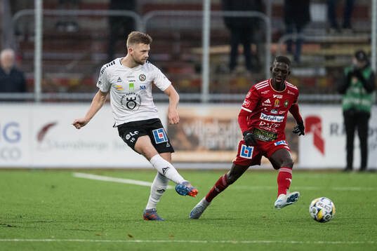 Örebros Niclas Bergmark och Skövde AIKs Mamadou Ousmane