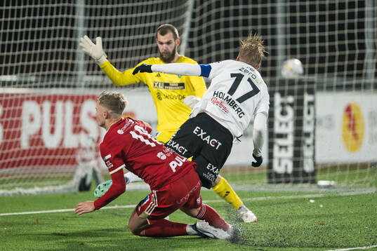 Skövde AIKs Edvin Tellgren och Örebros Karl Holmberg och