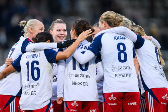 Rosengårds Momoko Tanikawa jublar med lagkamrater