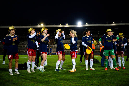 Rosengårds spelare jublar med guldhattar