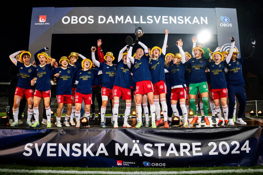 Rosengårds spelare jublar med Kronprinsessan Victorias