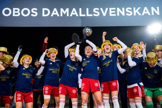 Rosengårds spelare jublar med Kronprinsessan Victorias