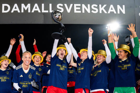 Rosengårds spelare jublar med Kronprinsessan Victorias