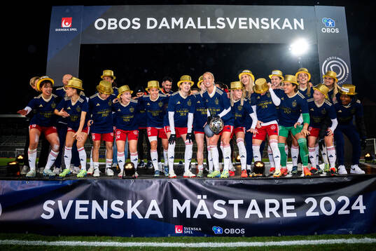 Rosengårds spelare jublar med Kronprinsessan Victorias