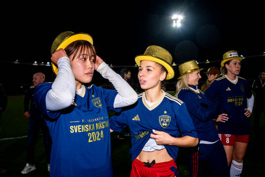 Rosengårds Momoko Tanikawa och Mikaela Stojanovska jublar