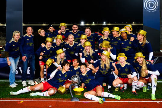 Rosengårds spelare jublar med Kronprinsessan Victorias