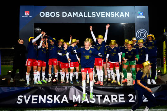 Rosengårds spelare jublar med Kronprinsessan Victorias