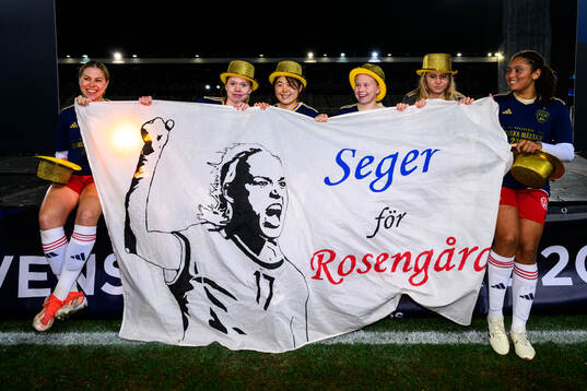 Rosengårds spelare jublar med en banderoll tillägnad