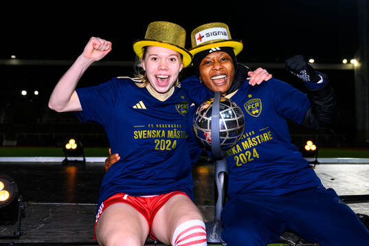 Rosengårds Bea Sprung och Halimatu Ayinde jublar med