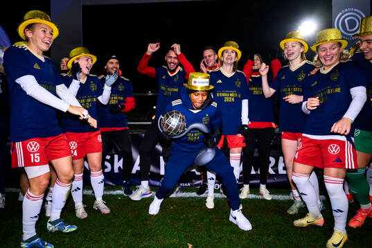 Rosengårds spelare jublar med Kronprinsessan Victorias