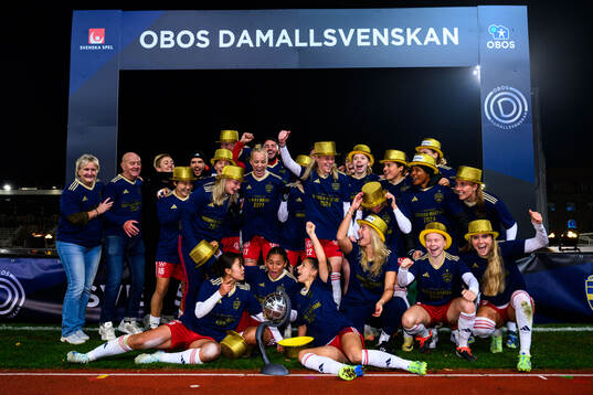 Rosengårds spelare jublar med Kronprinsessan Victorias