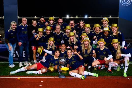 Rosengårds spelare jublar med Kronprinsessan Victorias