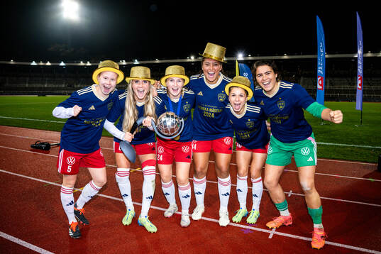 Rosengårds spelare jublar med Kronprinsessan Victorias