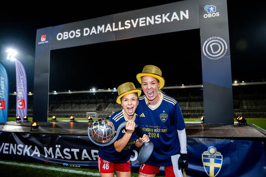 Rosengårds Mikaela Stojanovska och Caroline Seger jublar