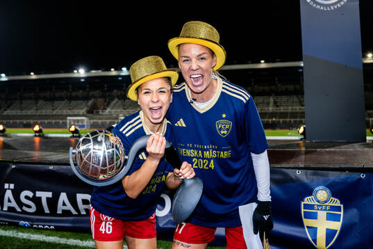 Rosengårds Mikaela Stojanovska och Caroline Seger jublar