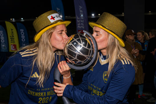 Rosengårds spelare jublar med Kronprinsessan Victorias