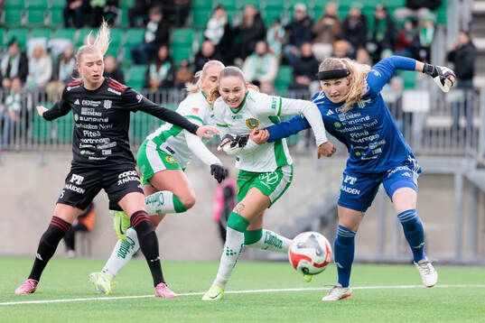 Hammarbys Vilde Hasund och Piteås målvakt Samantha