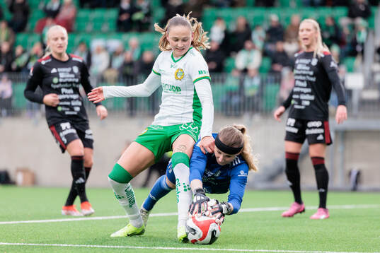 Hammarbys Vilde Hasund och Piteås målvakt Samantha