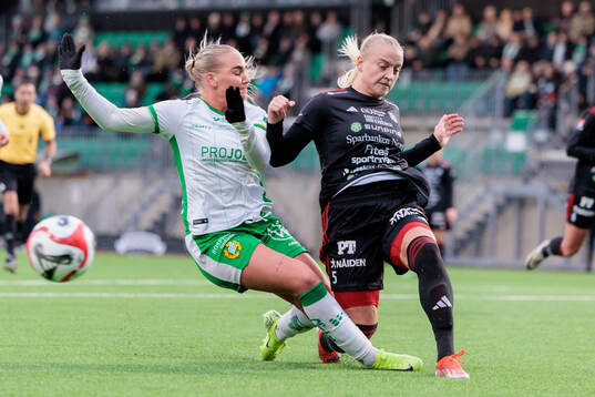 Hammarbys Cathinka Tandberg och Piteås Wilma Carlsson