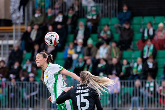 Hammarbys Bella Andersson nickar bollen till 1-0