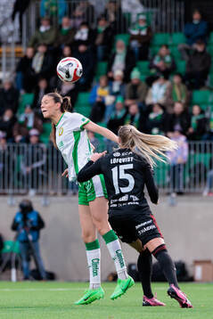 Hammarbys Bella Andersson nickar bollen till 1-0