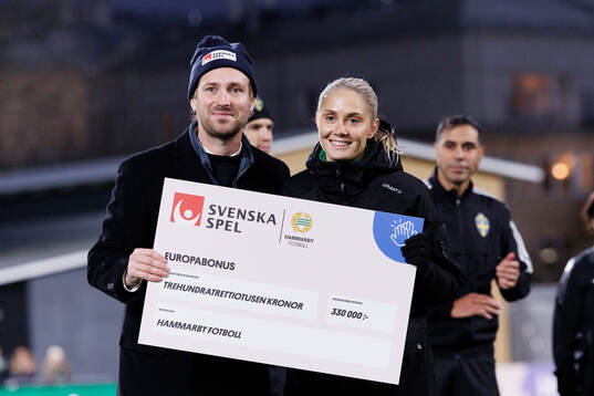 Hammarbys Alice Carlsson tar emot en check