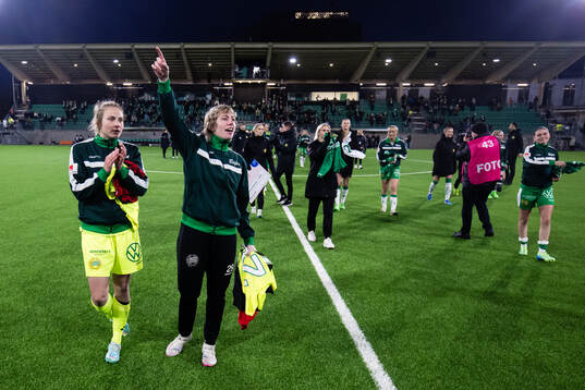 Hammarbys målvakt Moa Edrud och målvakt Anna Tamminen