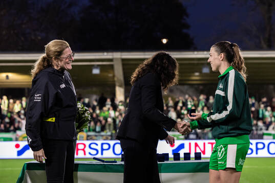 Hammarbys Emma Westin tar emot tredjepriset